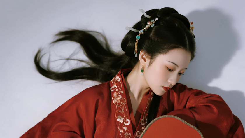 AI氛围感国风美人步摇披发温婉古风女子侧红酒底色,桌面壁纸