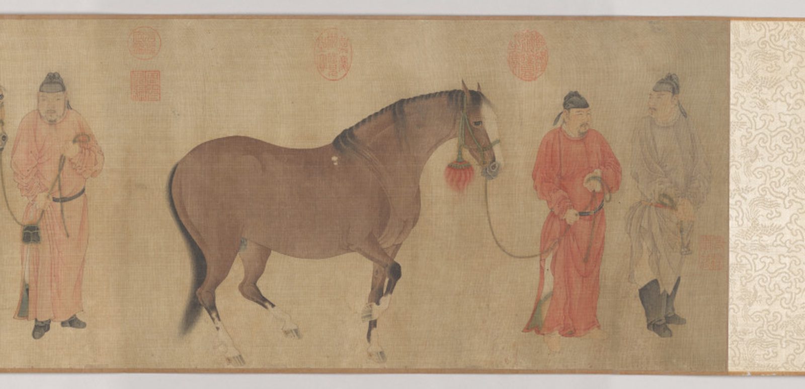 三骏图卷排头深棕神骏与红衣灰衣两名圉官局部,红缨辔头清宫御玺,元任仁发绢本设色