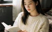 4K温柔女生手机AI壁纸 | 窗边文艺学姐竖屏套图