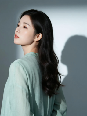 AI清新治愈电脑桌面壁纸 | 浅墨绿棉麻套装淡然松弛女生8K超高清无水印套图