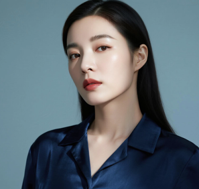AI港风复古电脑桌面壁纸 | 藏蓝缎面飒爽怀旧女生8K超高清无水印套图