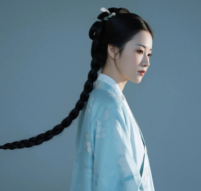AI国风美人电脑桌面壁纸 | 浅湖蓝印花宋裙温婉雅致女子8K超高清无水印套图