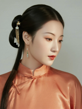 AI国风美人电脑桌面壁纸 | 橘杏缎面旗袍暖调温婉女子8K超高清无水印套图
