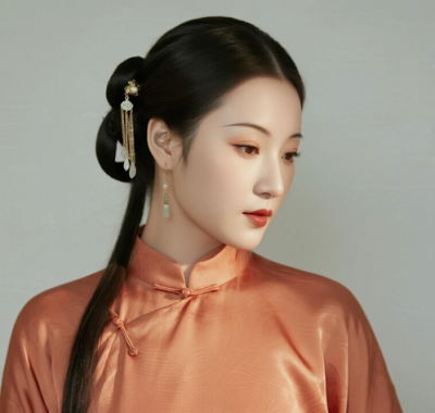 AI国风美人电脑桌面壁纸 | 橘杏缎面旗袍暖调温婉女子8K超高清无水印套图