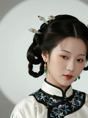 AI优雅旗袍电脑桌面壁纸 | 月白绣裙清雅脱俗女生8K超高清无水印套图