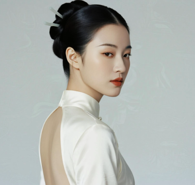 AI优雅旗袍电脑桌面壁纸 | 月白真丝温婉古典美人8K超高清无水印套图