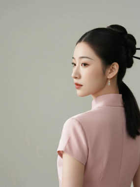 AI优雅旗袍电脑桌面壁纸 | 藕粉旗袍娇俏柔美女生8K超高清无水印套图