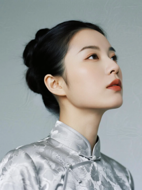 AI优雅旗袍电脑桌面壁纸 | 银灰提花清冷柔美女生8K超高清无水印套图