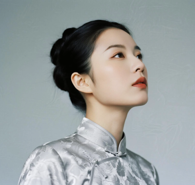 AI优雅旗袍电脑桌面壁纸 | 银灰提花清冷柔美女生8K超高清无水印套图