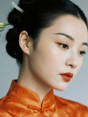 AI优雅旗袍电脑桌面壁纸 | 橘黄亮面元气灵动女生8K超高清无水印套图