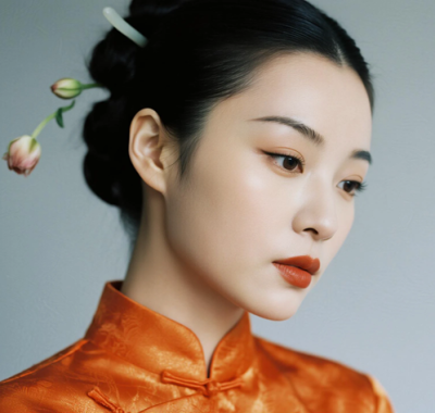 AI优雅旗袍电脑桌面壁纸 | 橘黄亮面元气灵动女生8K超高清无水印套图