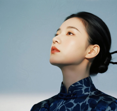 AI优雅旗袍电脑桌面壁纸 | 藏蓝暗花端庄古韵女生8K超高清无水印套图