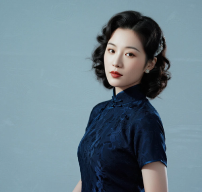 AI国风美人电脑桌面壁纸 | 藏青暗纹旗袍典雅女子8K超高清无水印套图